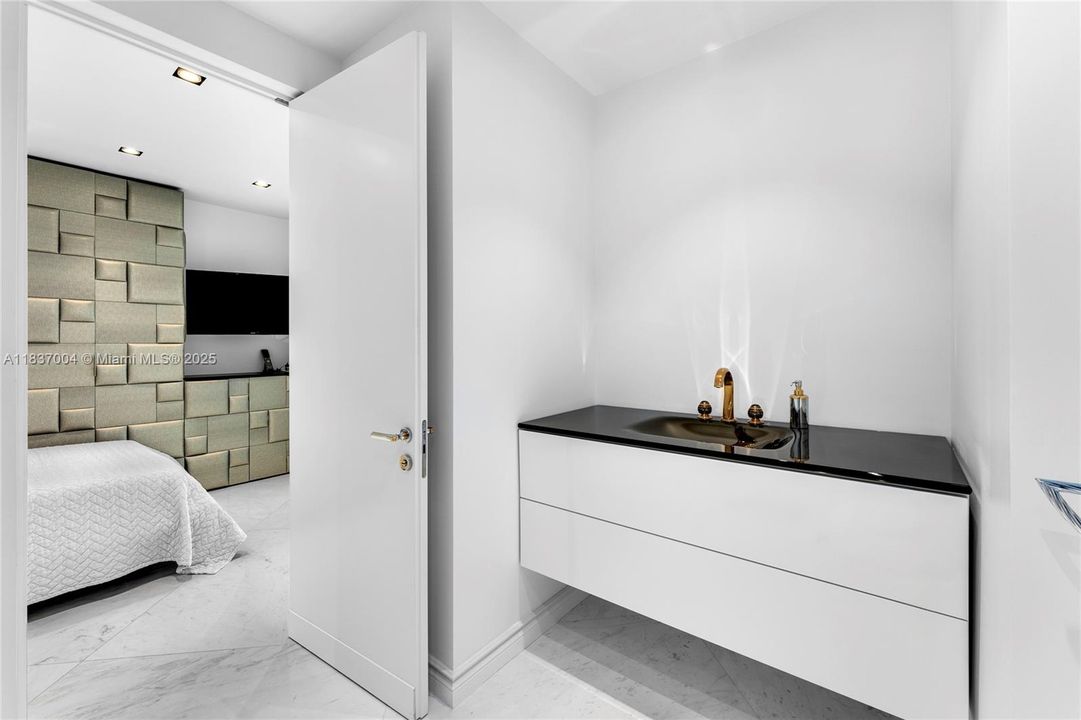 For Sale: $7,995,000 (3 beds, 4 baths, 3940 Square Feet)