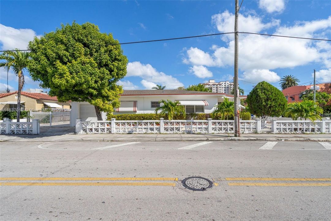 En Venta: $700,000 (3 camas, 2 baños, 1208 Pies cuadrados)