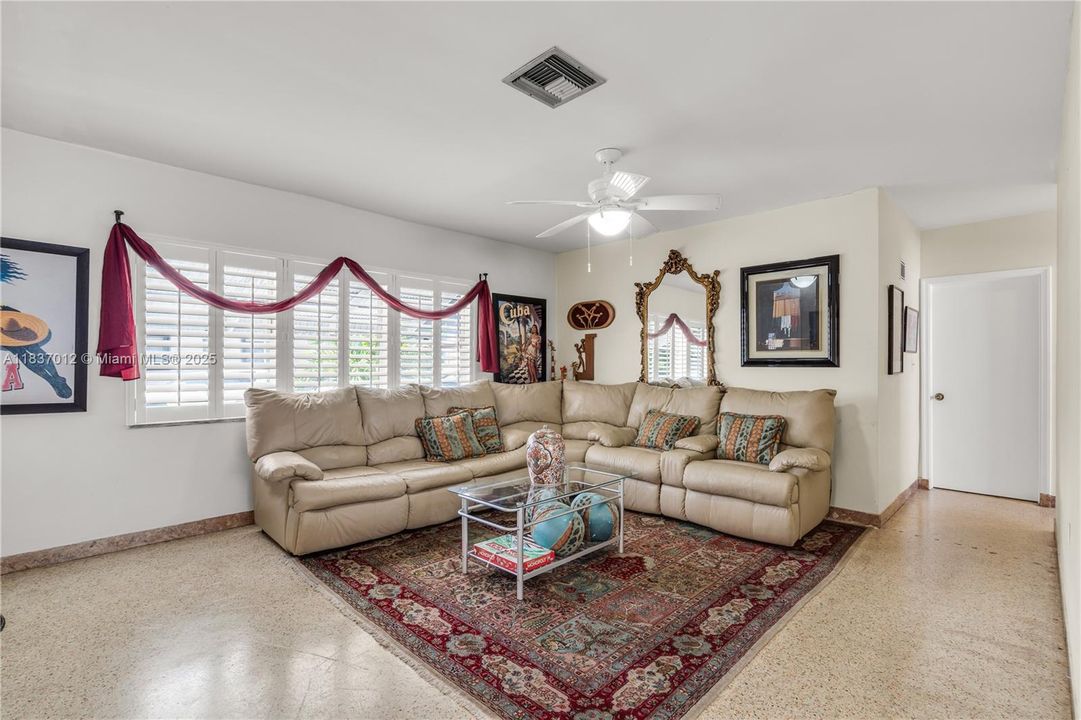 En Venta: $700,000 (3 camas, 2 baños, 1208 Pies cuadrados)