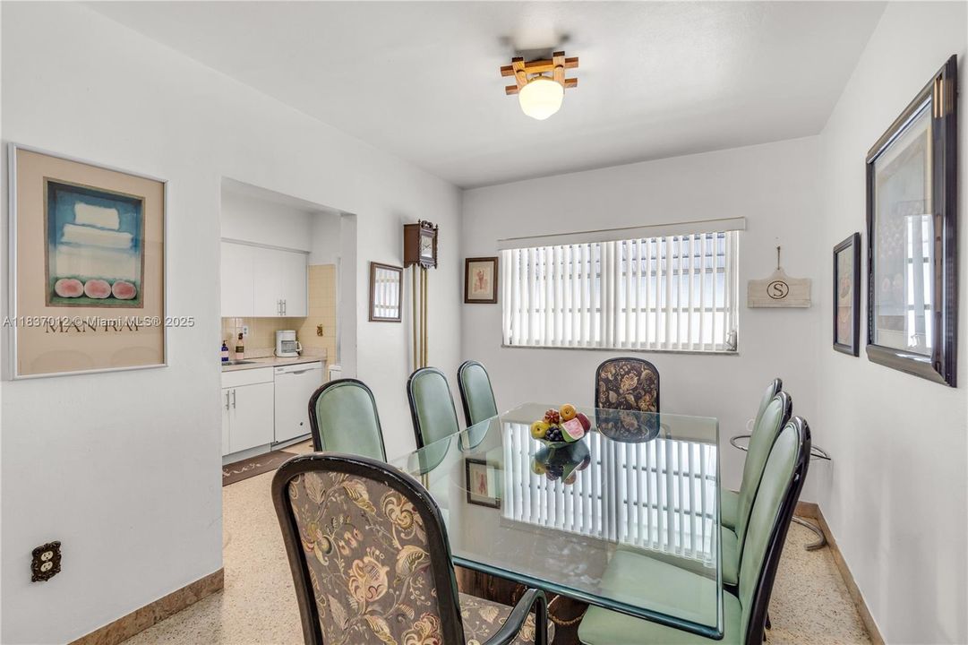 En Venta: $700,000 (3 camas, 2 baños, 1208 Pies cuadrados)