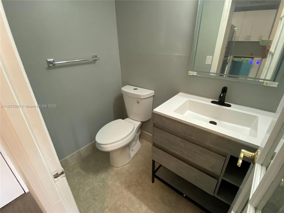 For Sale: $189,000 (1 beds, 1 baths, 790 Square Feet)
