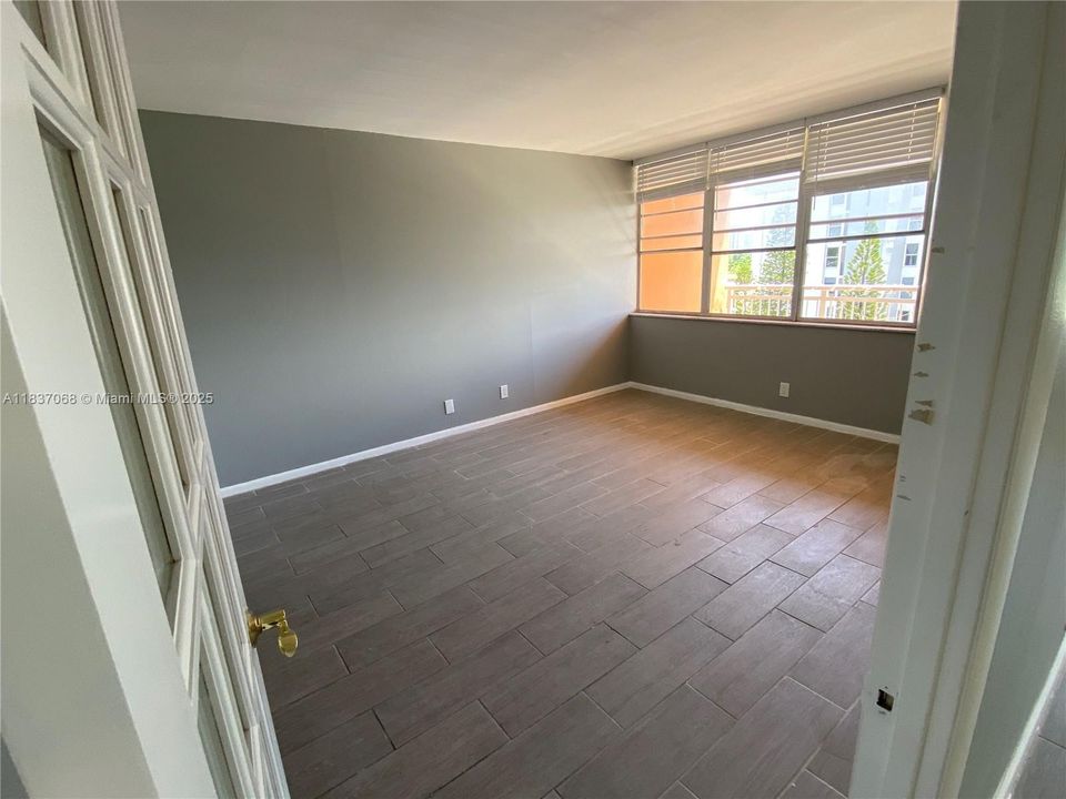 For Sale: $189,000 (1 beds, 1 baths, 790 Square Feet)