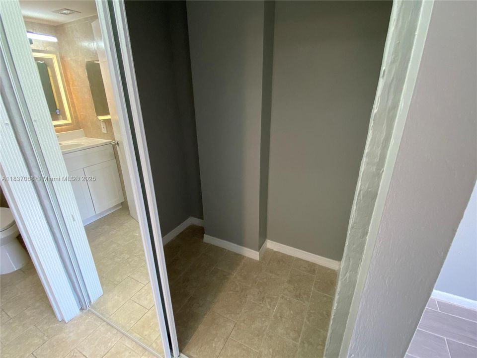 For Sale: $189,000 (1 beds, 1 baths, 790 Square Feet)