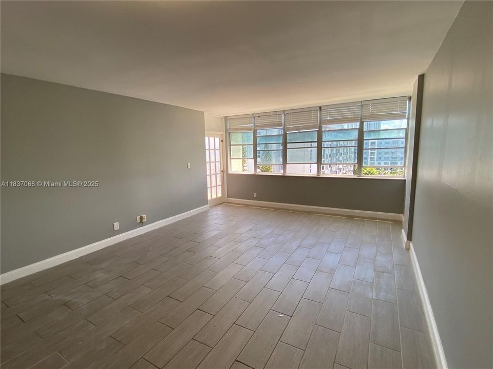 For Sale: $189,000 (1 beds, 1 baths, 790 Square Feet)