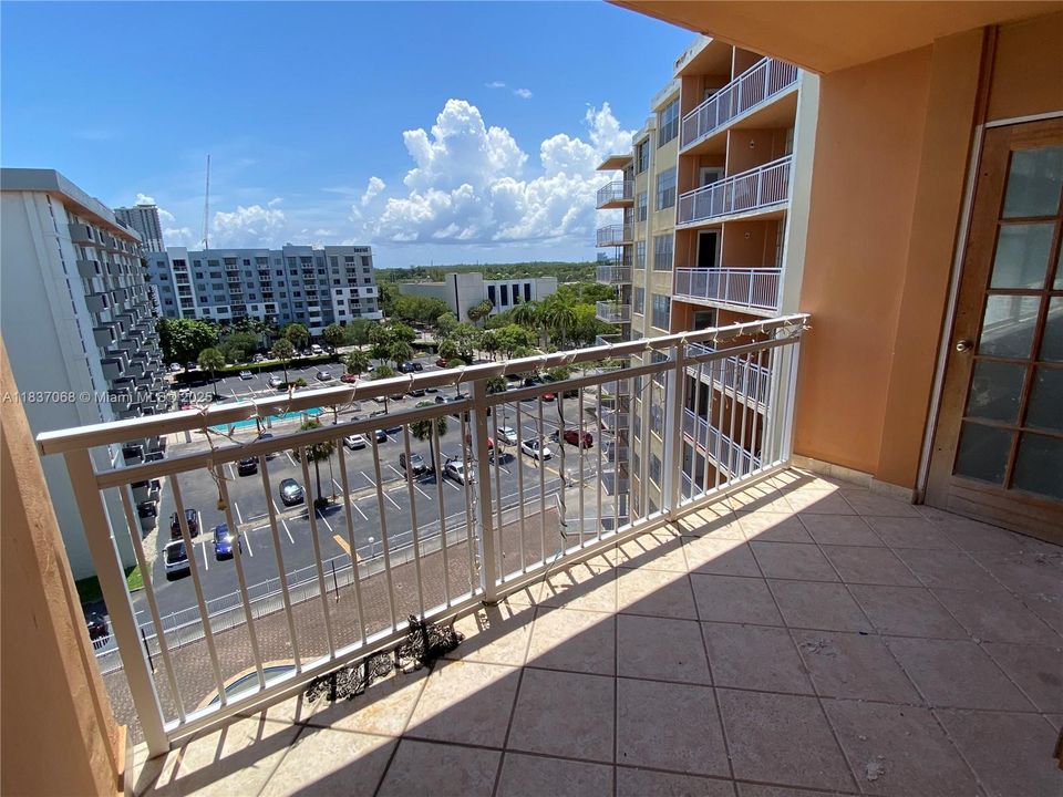 For Sale: $189,000 (1 beds, 1 baths, 790 Square Feet)