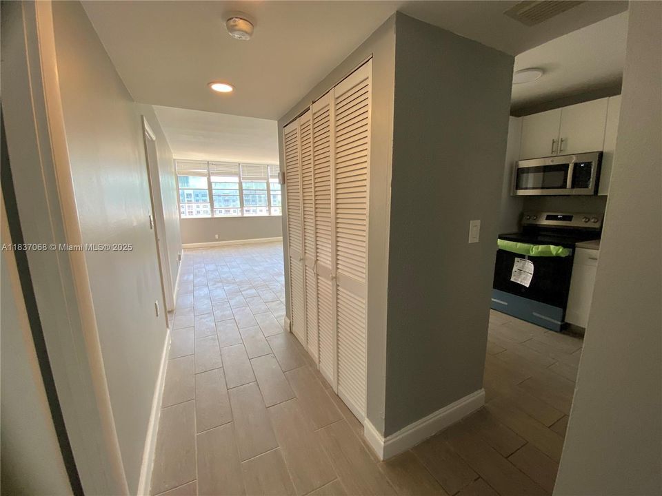 For Sale: $189,000 (1 beds, 1 baths, 790 Square Feet)