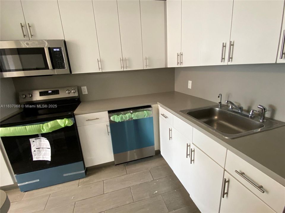 For Sale: $189,000 (1 beds, 1 baths, 790 Square Feet)