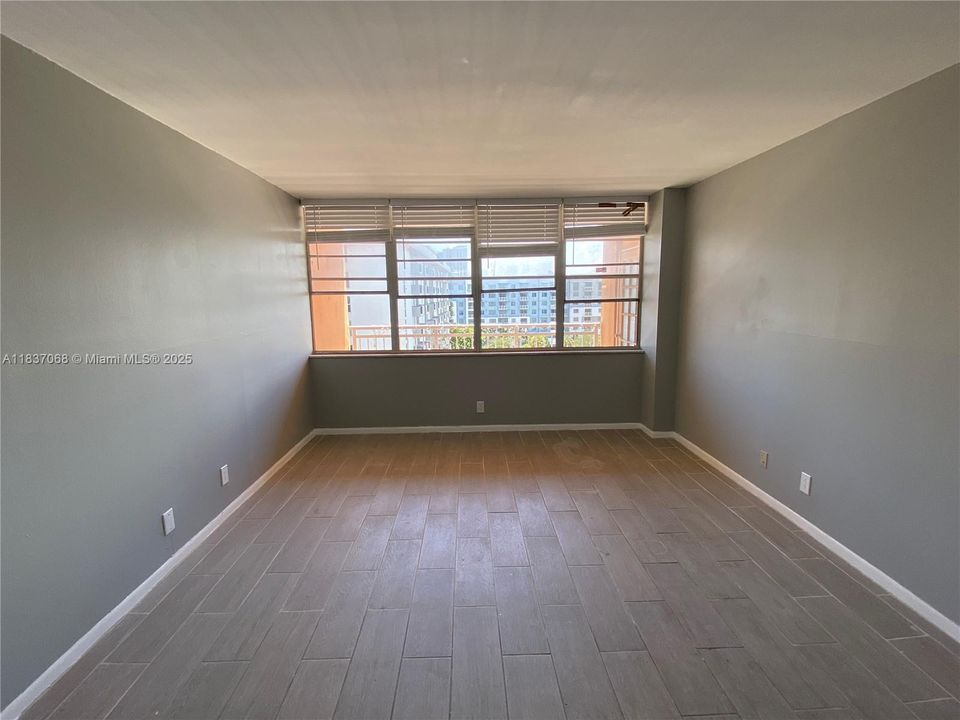 For Sale: $189,000 (1 beds, 1 baths, 790 Square Feet)