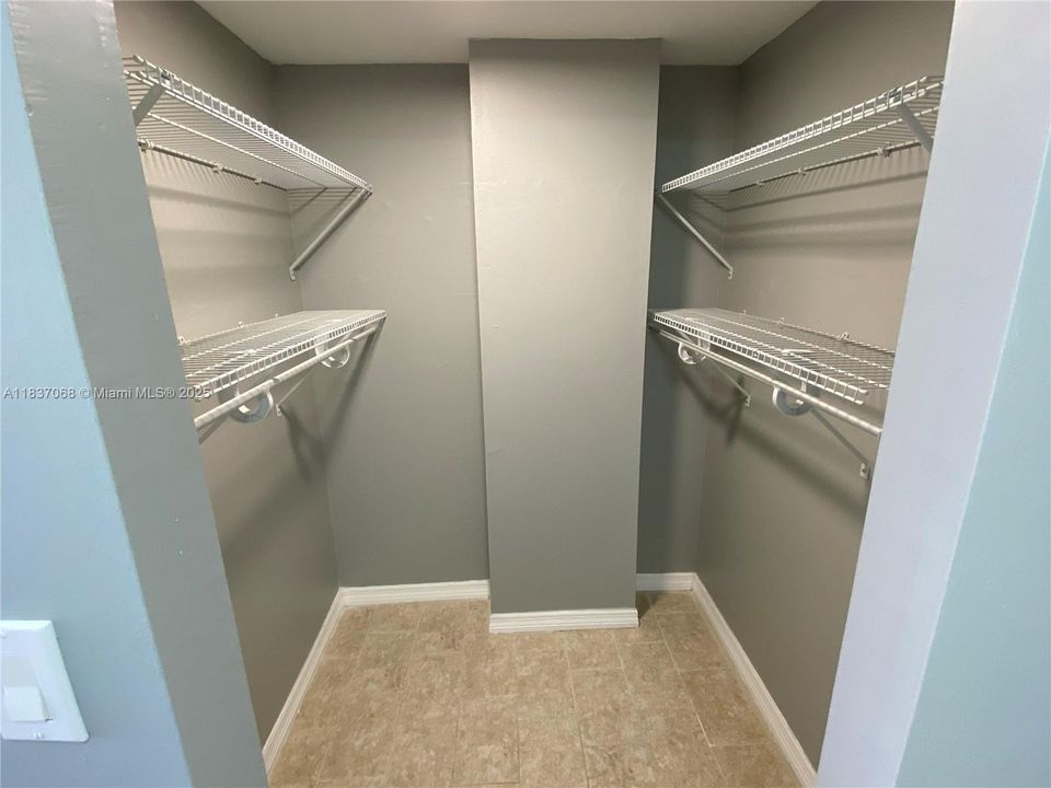For Sale: $189,000 (1 beds, 1 baths, 790 Square Feet)