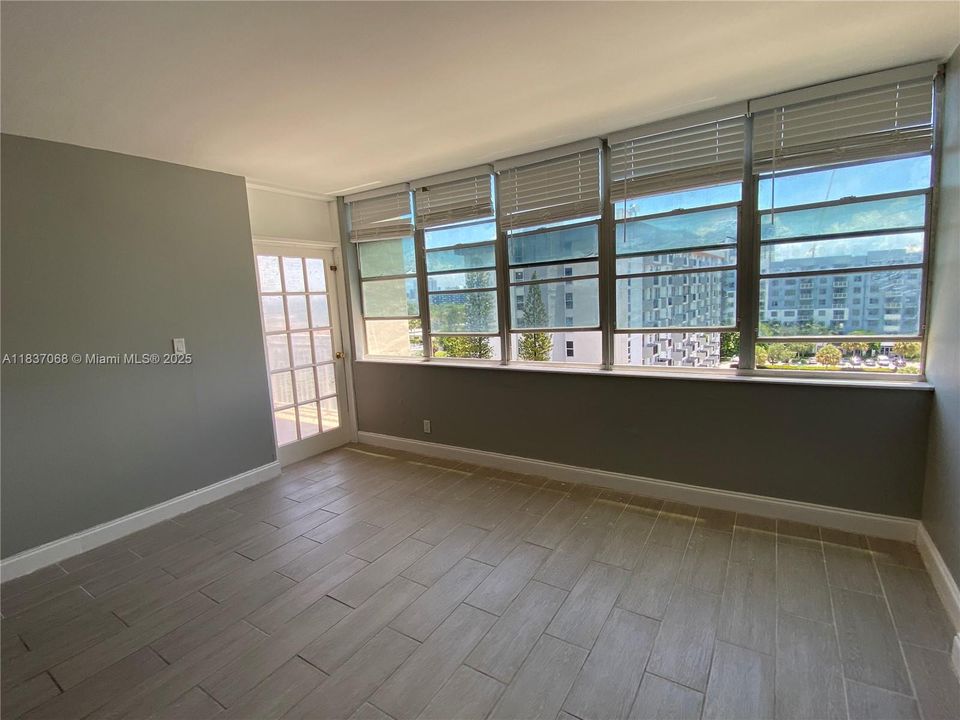 For Sale: $189,000 (1 beds, 1 baths, 790 Square Feet)
