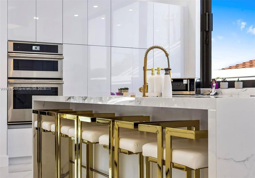 En Venta: $4,700,000 (4 camas, 5 baños, 3258 Pies cuadrados)