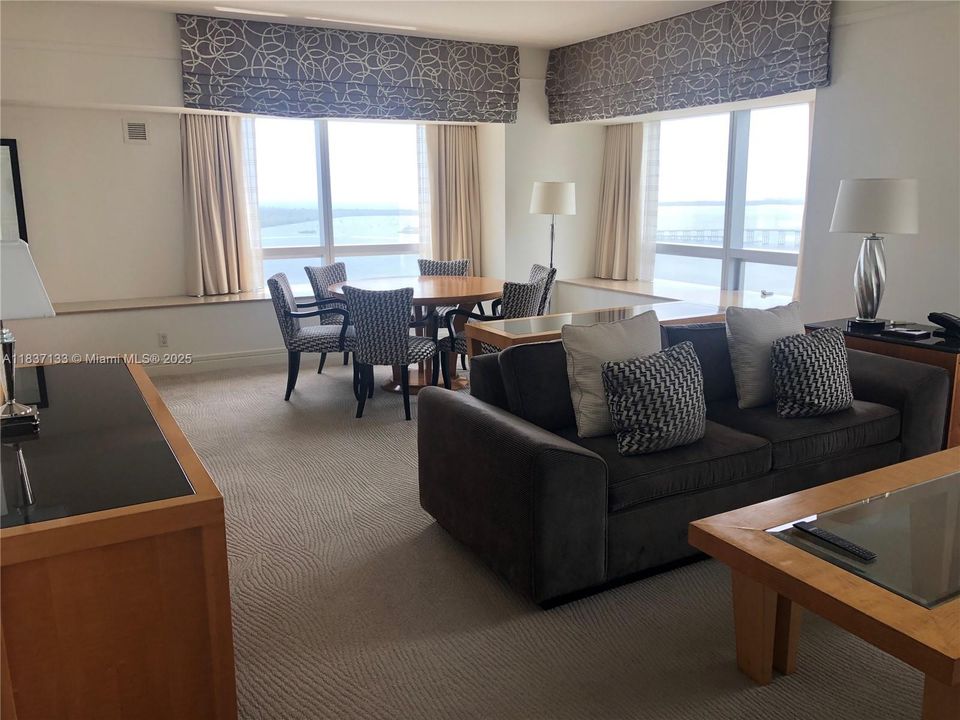 待售: $2,530,000 (2 贝兹, 2 浴室, 2062 平方英尺)