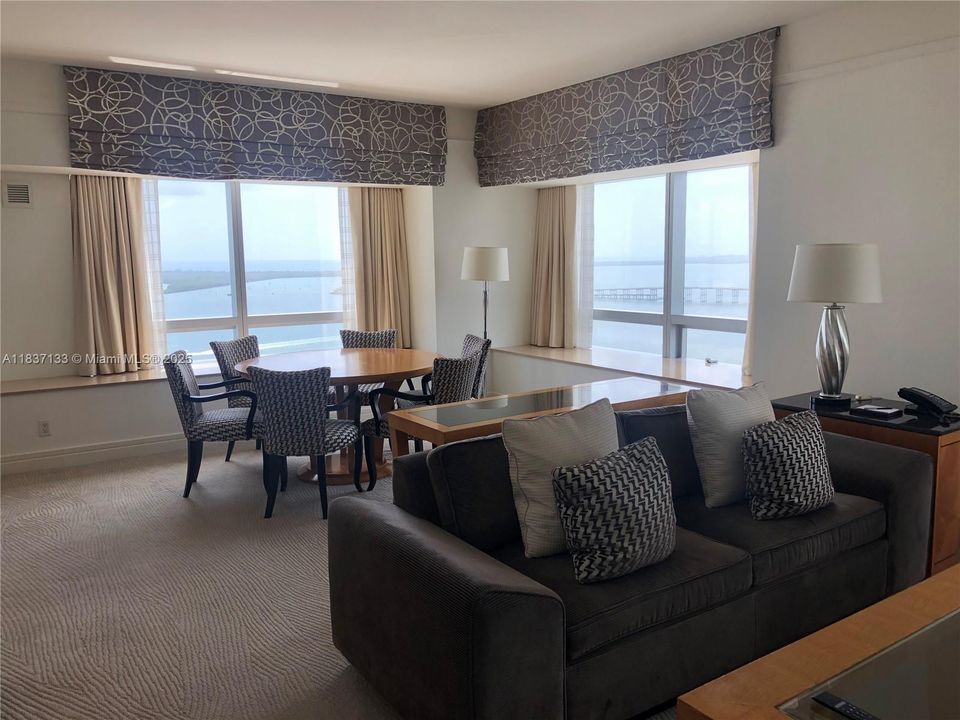 待售: $2,530,000 (2 贝兹, 2 浴室, 2062 平方英尺)