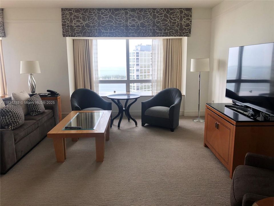 待售: $2,530,000 (2 贝兹, 2 浴室, 2062 平方英尺)