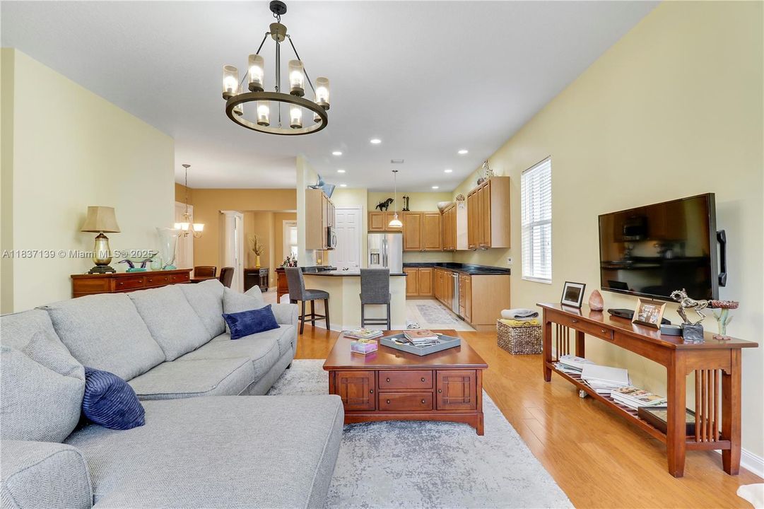 合同活跃: $799,000 (3 贝兹, 2 浴室, 1920 平方英尺)