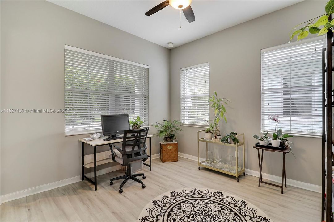 合同活跃: $799,000 (3 贝兹, 2 浴室, 1920 平方英尺)