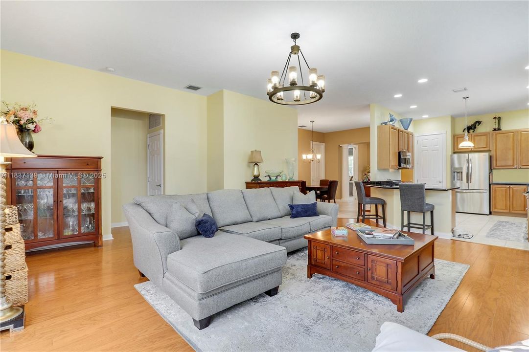 合同活跃: $799,000 (3 贝兹, 2 浴室, 1920 平方英尺)