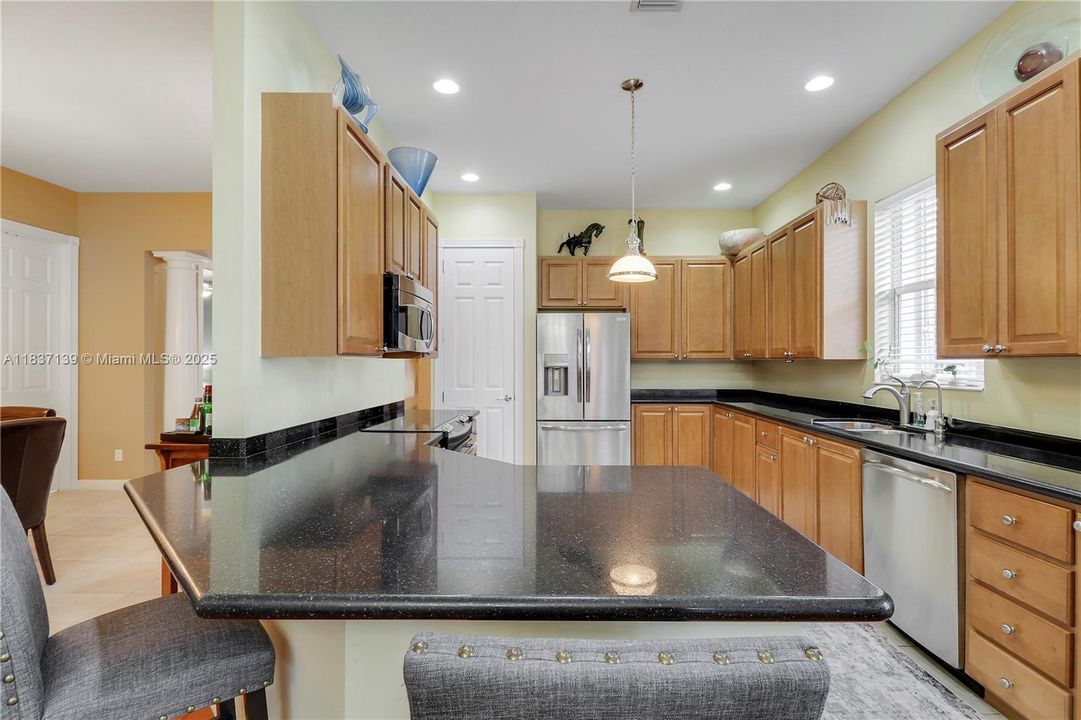 合同活跃: $799,000 (3 贝兹, 2 浴室, 1920 平方英尺)