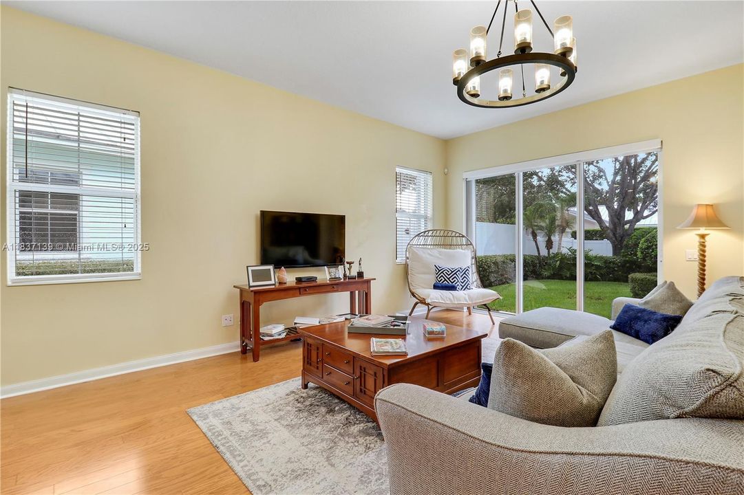 合同活跃: $799,000 (3 贝兹, 2 浴室, 1920 平方英尺)