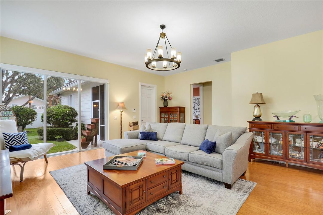 合同活跃: $799,000 (3 贝兹, 2 浴室, 1920 平方英尺)