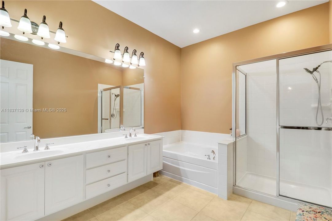 合同活跃: $799,000 (3 贝兹, 2 浴室, 1920 平方英尺)