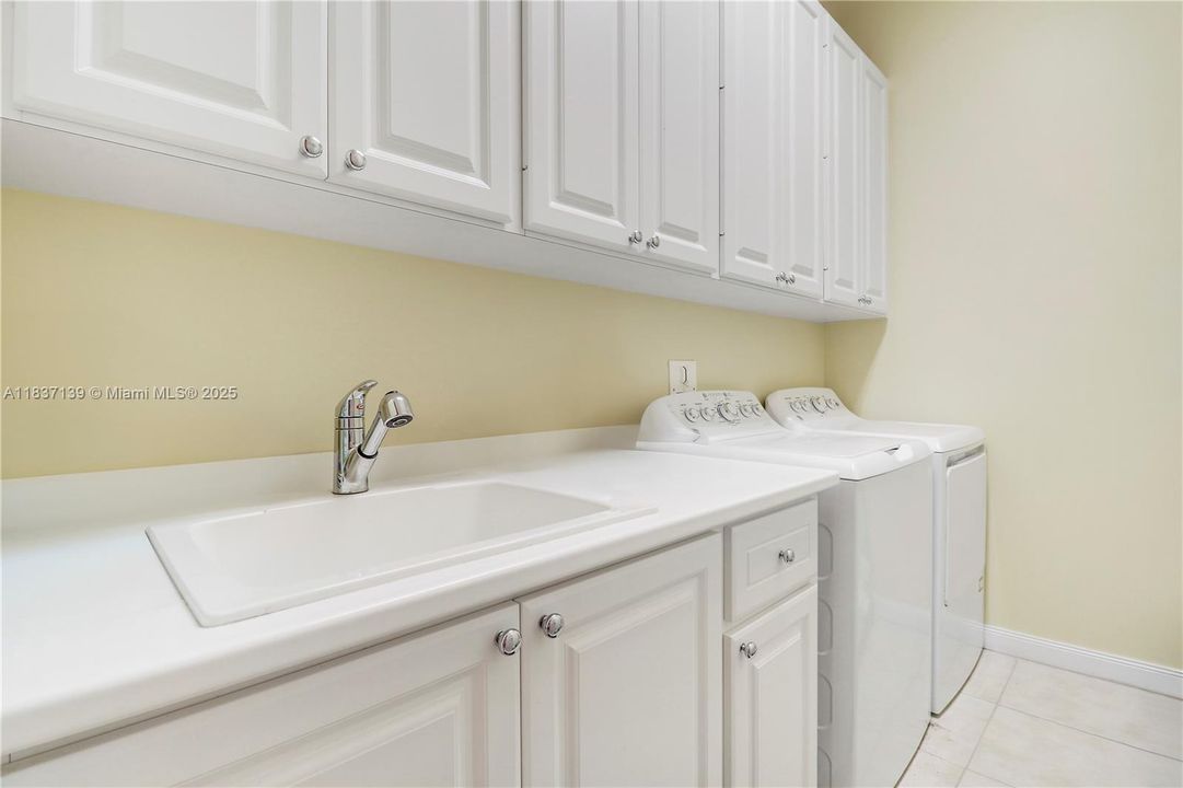 合同活跃: $799,000 (3 贝兹, 2 浴室, 1920 平方英尺)