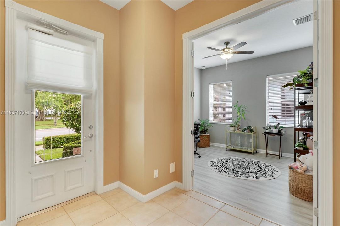 合同活跃: $799,000 (3 贝兹, 2 浴室, 1920 平方英尺)