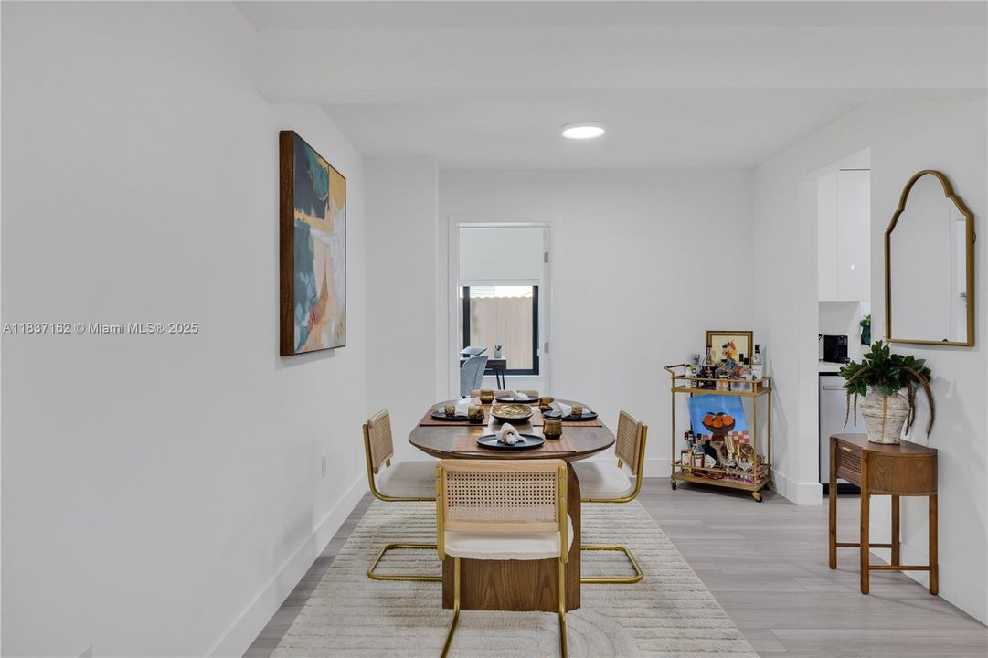 最近售出: $700,000 (4 贝兹, 2 浴室, 1631 平方英尺)