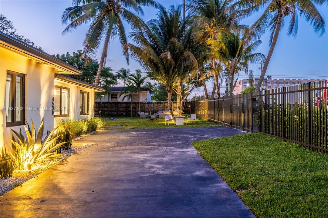 最近售出: $700,000 (4 贝兹, 2 浴室, 1631 平方英尺)