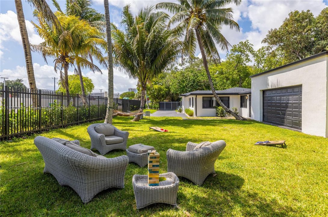 最近售出: $700,000 (4 贝兹, 2 浴室, 1631 平方英尺)