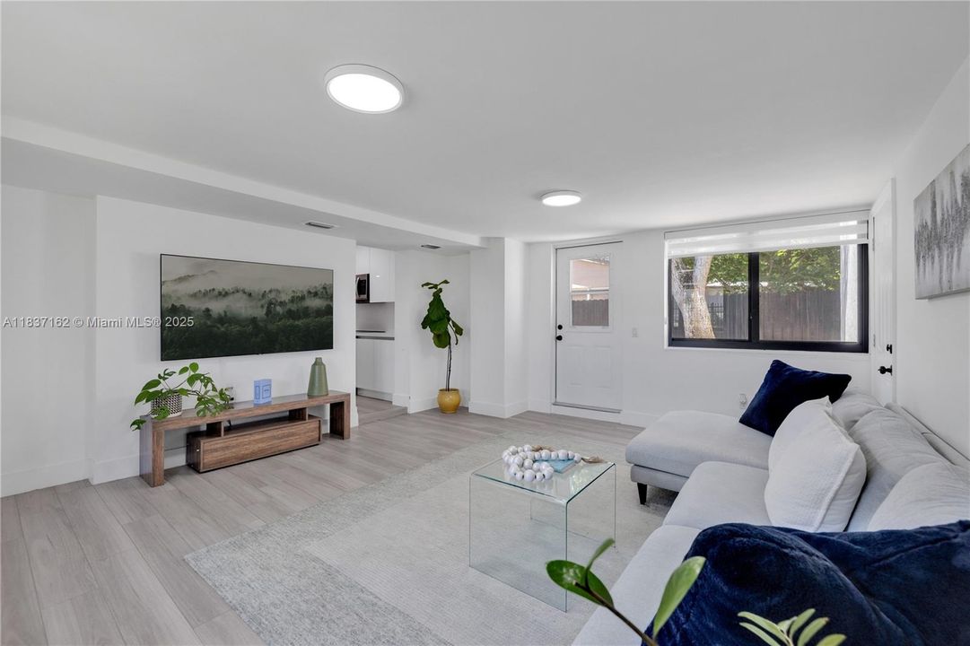 最近售出: $700,000 (4 贝兹, 2 浴室, 1631 平方英尺)