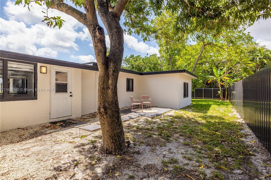 最近售出: $700,000 (4 贝兹, 2 浴室, 1631 平方英尺)