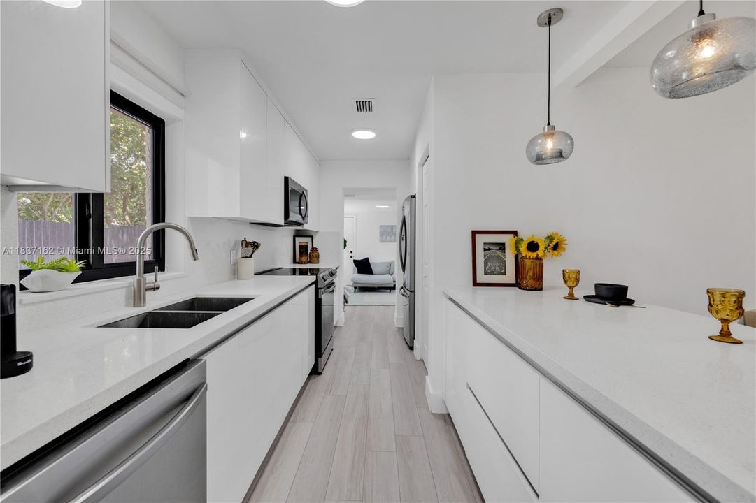 最近售出: $700,000 (4 贝兹, 2 浴室, 1631 平方英尺)