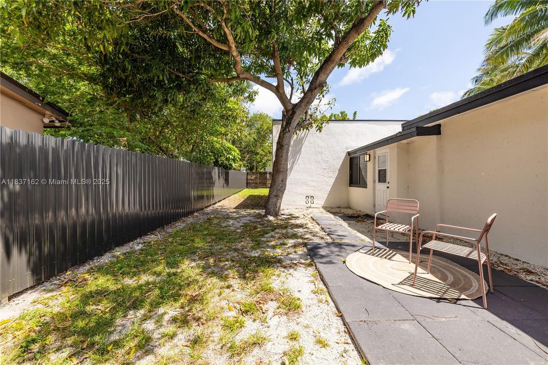 最近售出: $700,000 (4 贝兹, 2 浴室, 1631 平方英尺)