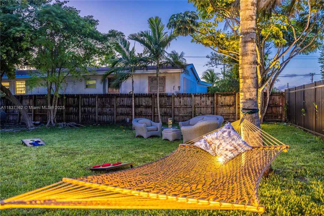 最近售出: $700,000 (4 贝兹, 2 浴室, 1631 平方英尺)