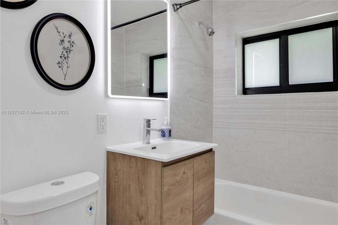 最近售出: $700,000 (4 贝兹, 2 浴室, 1631 平方英尺)