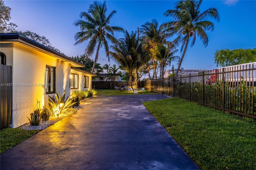 最近售出: $700,000 (4 贝兹, 2 浴室, 1631 平方英尺)