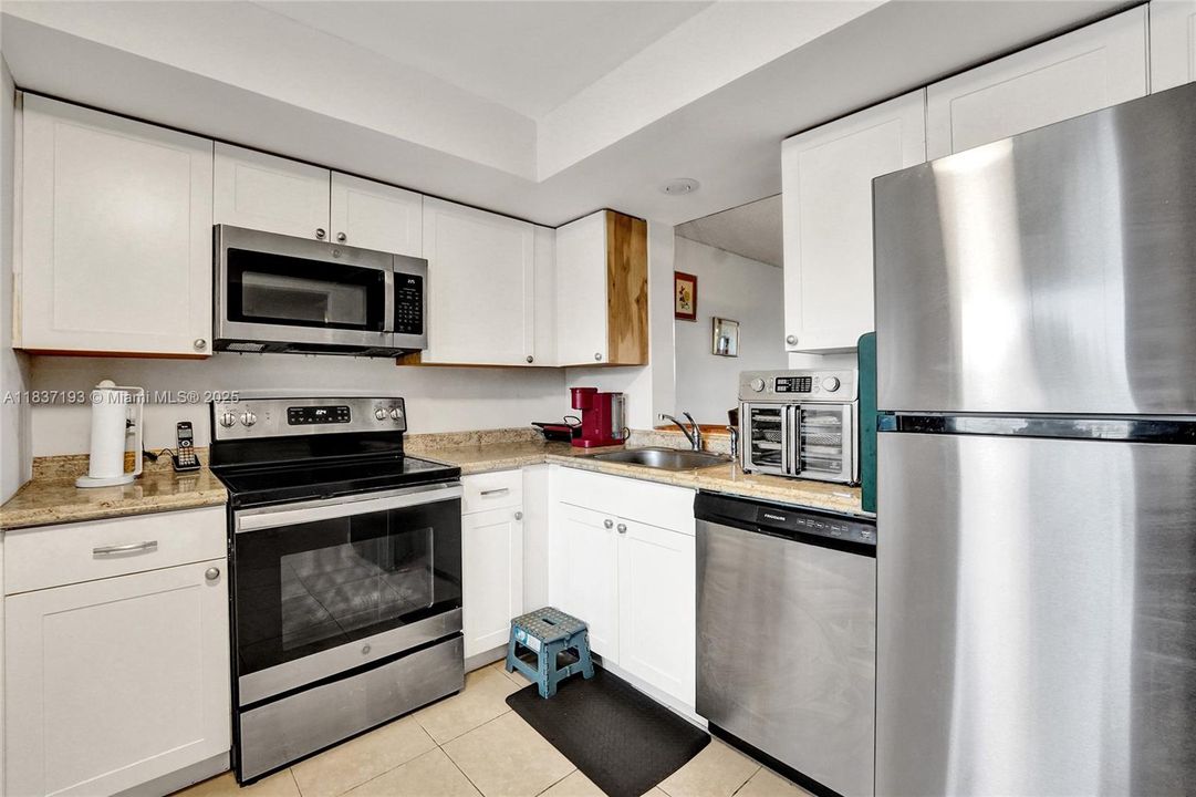 For Sale: $149,500 (2 beds, 2 baths, 1000 Square Feet)