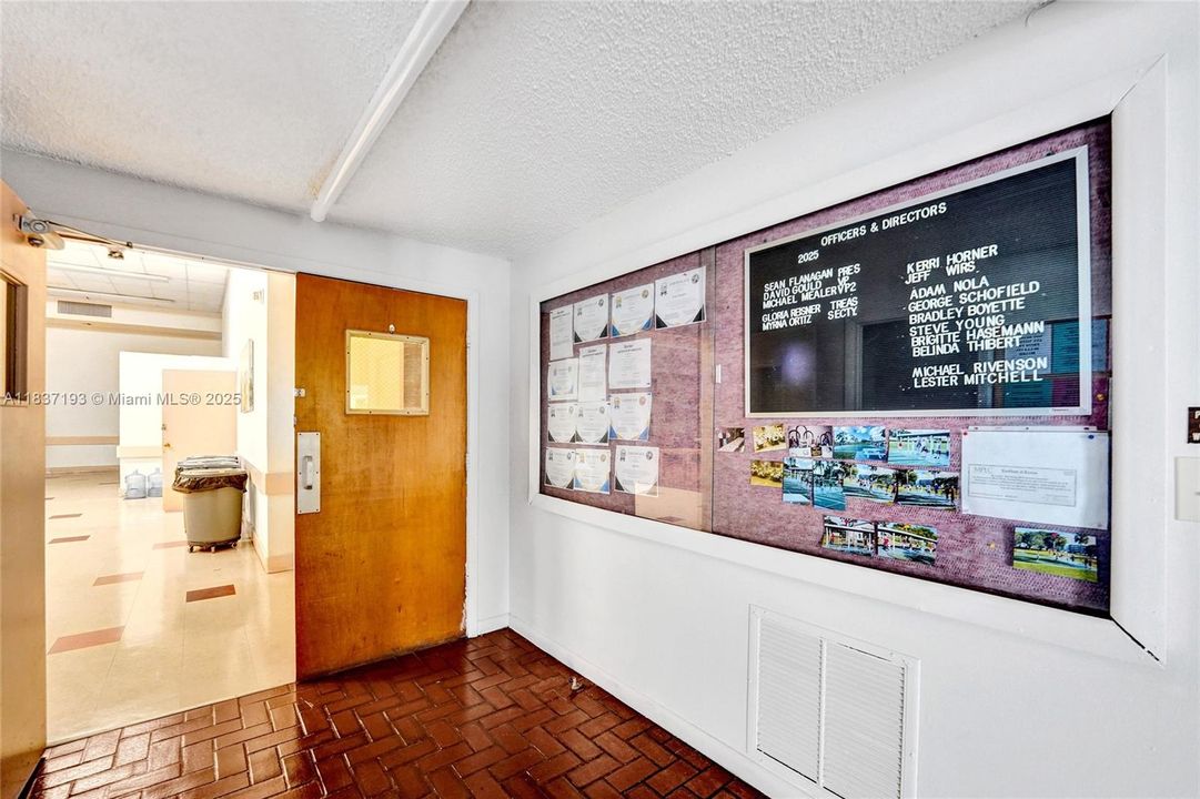 For Sale: $149,500 (2 beds, 2 baths, 1000 Square Feet)