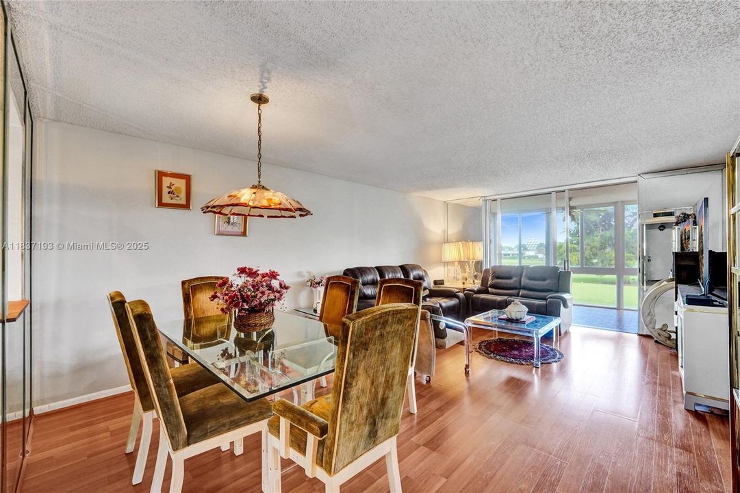 For Sale: $149,500 (2 beds, 2 baths, 1000 Square Feet)