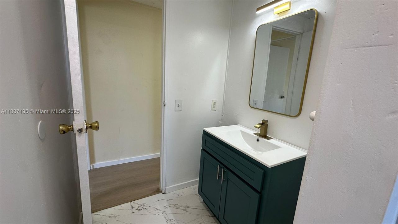 合同活跃: $197,500 (3 贝兹, 2 浴室, 850 平方英尺)