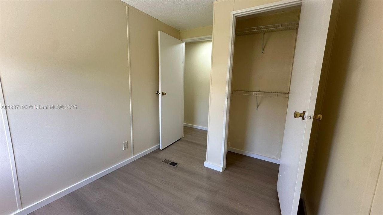 合同活跃: $197,500 (3 贝兹, 2 浴室, 850 平方英尺)