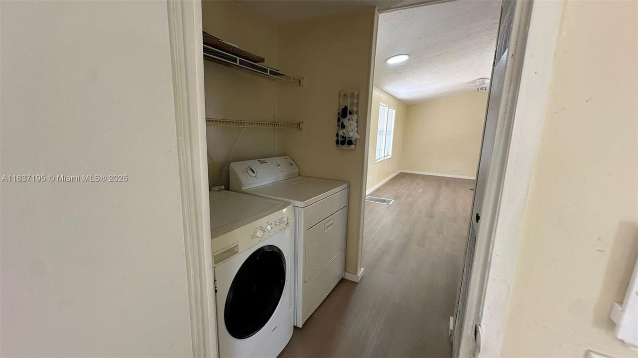 合同活跃: $197,500 (3 贝兹, 2 浴室, 850 平方英尺)