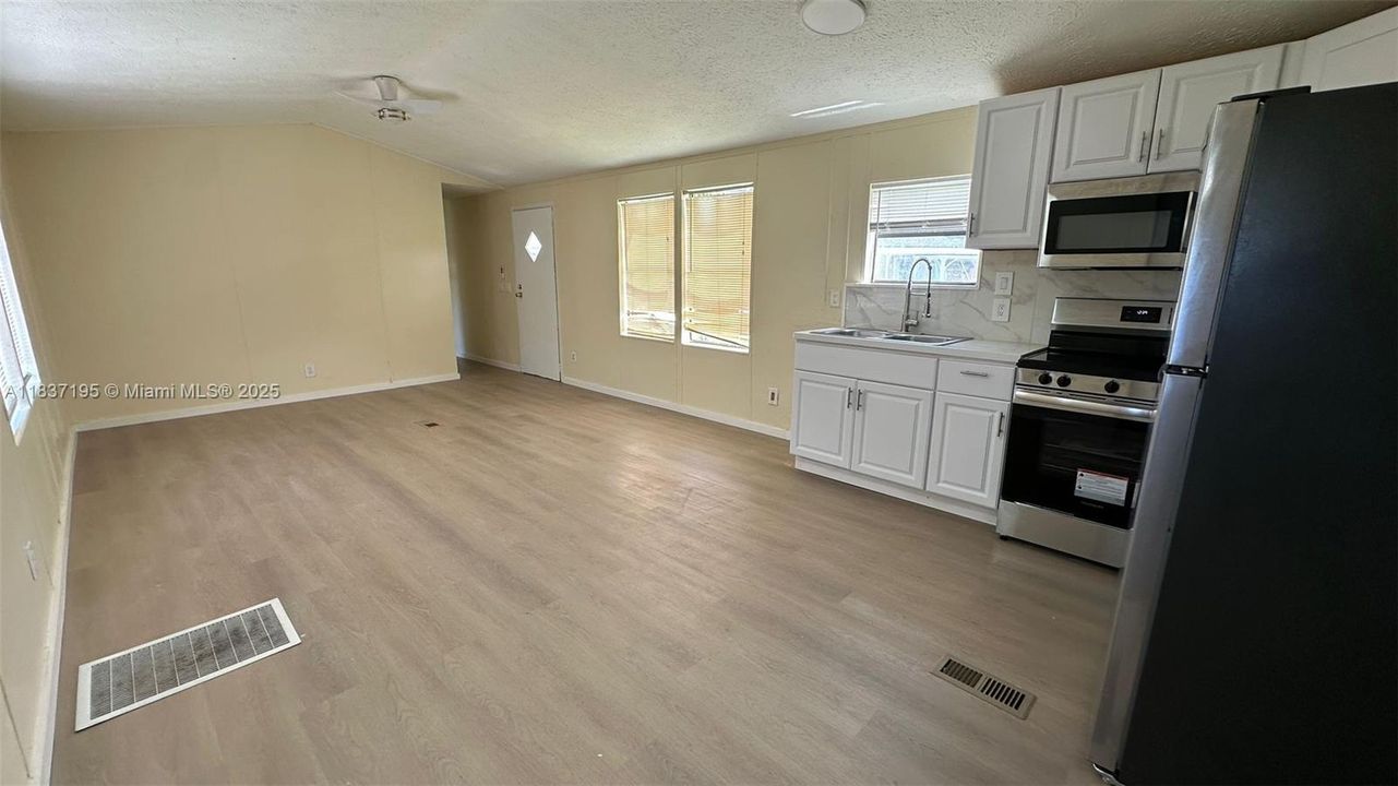 合同活跃: $197,500 (3 贝兹, 2 浴室, 850 平方英尺)