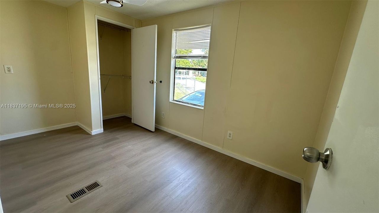 合同活跃: $197,500 (3 贝兹, 2 浴室, 850 平方英尺)