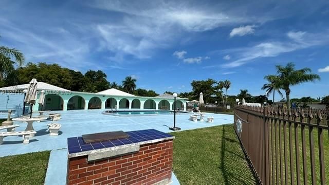 合同活跃: $197,500 (3 贝兹, 2 浴室, 850 平方英尺)