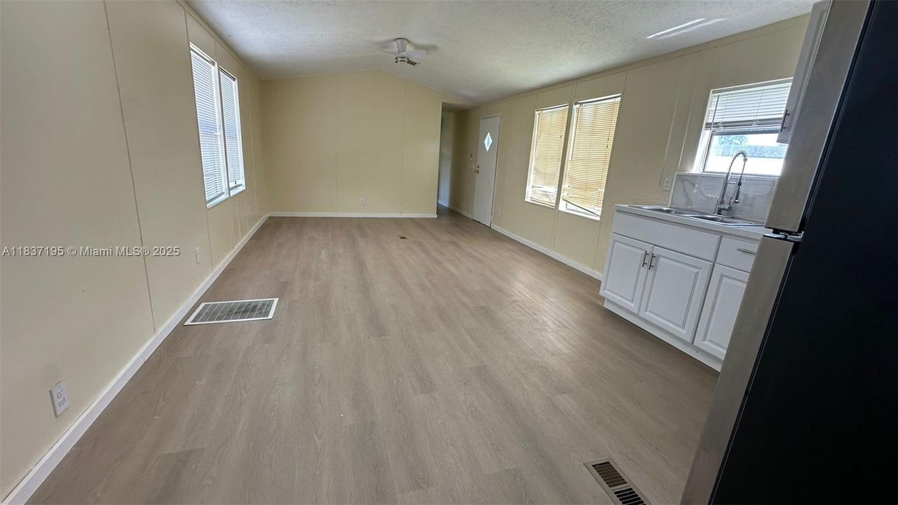 合同活跃: $197,500 (3 贝兹, 2 浴室, 850 平方英尺)