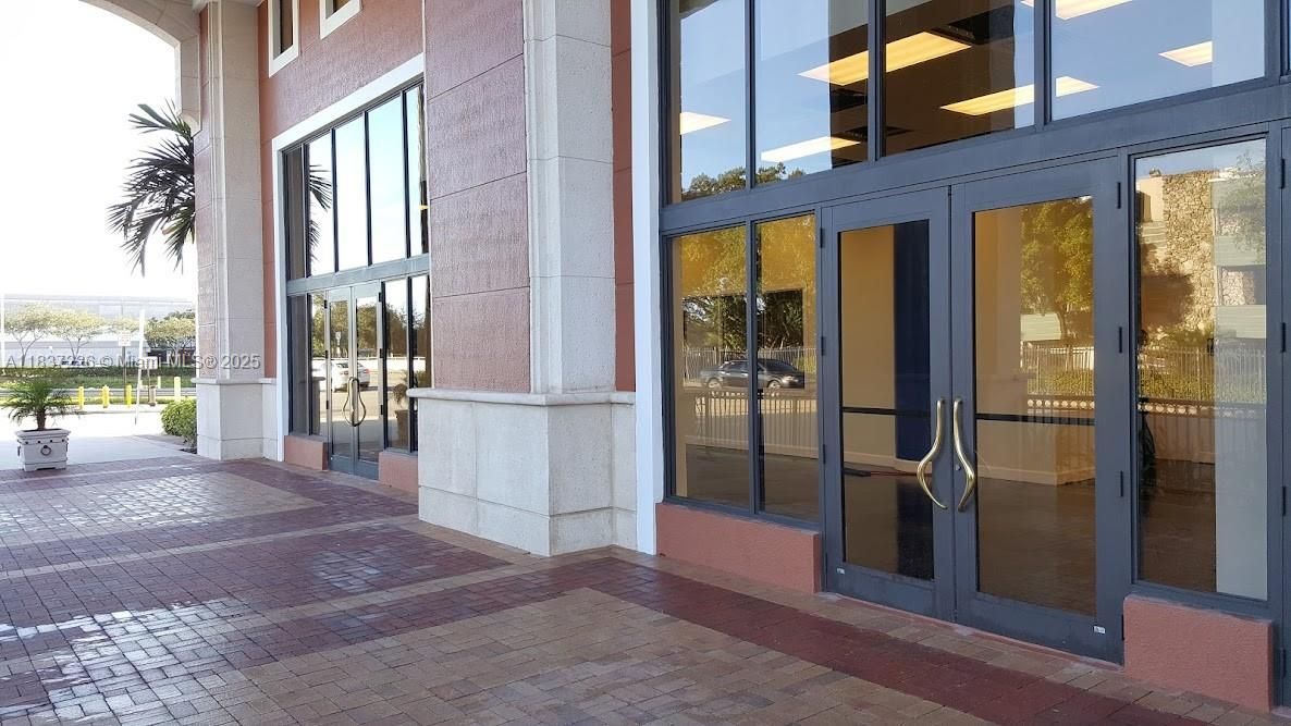 The unique collanade provides an opportunity for some outdoor seating for suitable uses.