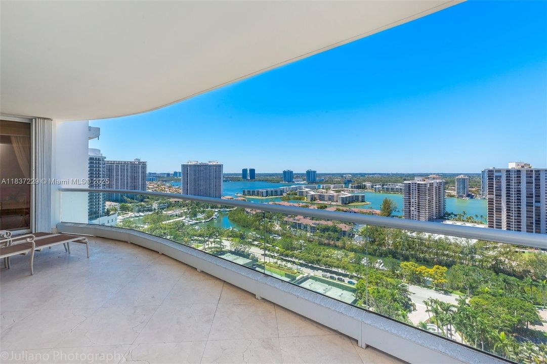 合同活跃: $1,600,000 (3 贝兹, 3 浴室, 2690 平方英尺)