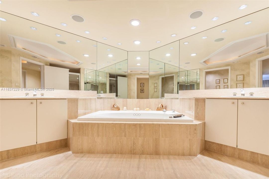 合同活跃: $1,600,000 (3 贝兹, 3 浴室, 2690 平方英尺)